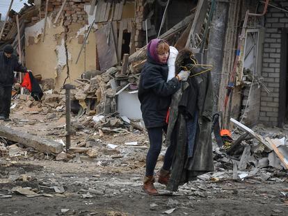 Vecinos de Zaporiyia intentan salvar pertenencias de sus casas en ruinas tras un ataque con cohetes rusos el pasado domingo.