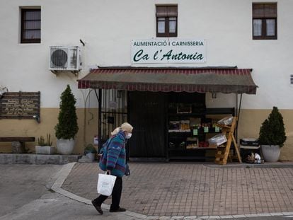 Una mujer pasea por Pontons, un municipio de 500 habitantes gobernado por el PP.