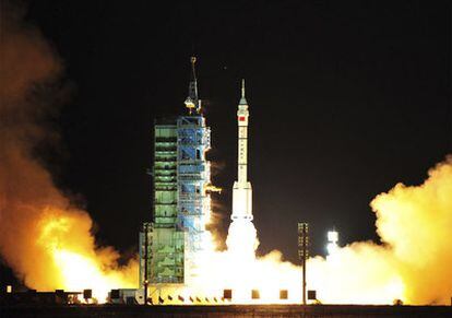 Un cohete Larga Marcha, con la nave 'Shenzhou 8' en su interior, momentos antes de emprender rumbo al espacio desde el Centro de Lanzamiento Satelital de Jiuquan (China)