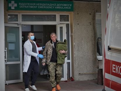 Militares heridos en el ataque de la base militar de Lviv, este domingo.