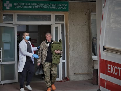 Militares heridos en el ataque de la base militar de Lviv, este domingo.