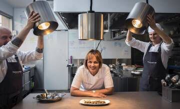 Arriba, Kiko Moya, en una de las salas de L’Escaleta, su dos estrellas Michelin de Cocentaina donde probar un arroz al cuadrado. Abajo, María José San Román, en la cocina del Monastrell, su restaurante en  Alicante.