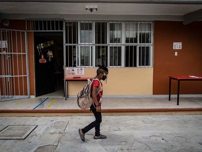 Un alumno de la escuela primaria Emiliano Zapata en el Estado de Campeche, México.