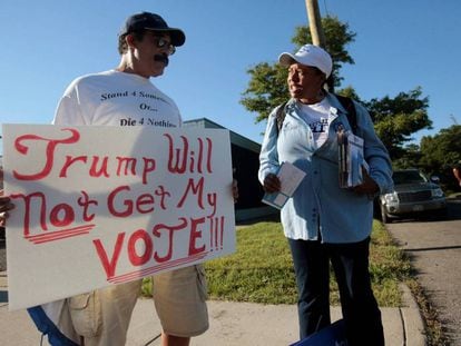 Un ciudadano muestra una pancarta contraria a Trump, en Detroit