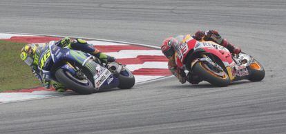 Rossi y Márquez, durante la carrera en Malasia.