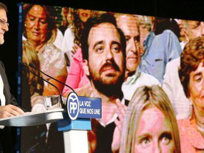El presidente del Gobierno en funciones, Mariano Rajoy, en el Teatro Campos de Bilbao en un mitin electoral junto al candidato del PP a lehendakari, Alfonso Alonso.