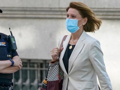 La exdirigente del PP, Dolores de Cospedal, camino de declarar ante la Audiencia Nacional, en junio.