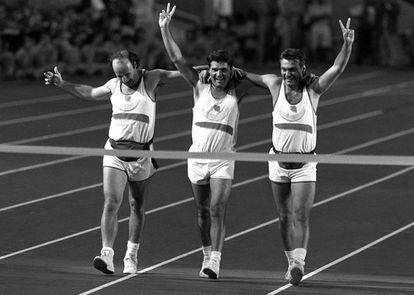 En la imagen, el grupo Tricicle, en la ceremonia de clausura de los Juegos Olímpicos de Barcelona en 1992, que se celebró en estadio de Montjuïc el 9 de agosto.