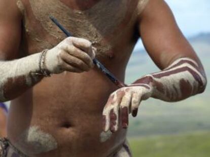 Pinturas corporales durante los preparativos de la  Haka Pei, carrera tradicional, en la Isla de Pascua.