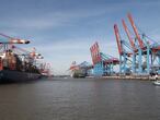Hamburg (Germany), 24/02/2021.- Container ships are moored at the Eurogate (L) and the Burchardkai (R) container terminal in Hamburg, northern Germany, 24 February 2021. The Port of Hamburg will present its turnover numbers for 2020 during an online press conference on 25 February 2021. (Alemania, Hamburgo) EFE/EPA/FOCKE STRANGMANN