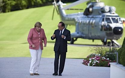 El presidente franc&eacute;s Francois Hollande (dcha.) y la canciller alemana Angela Merkel (izq.), en los Alpes franceses el pasado 2 de septiembre. 