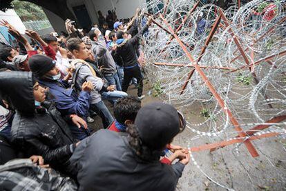 Estudiantes tunecinos rompen una alambrada colocada ante el Ministerio de Justicia en Túnez capital.