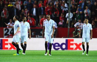 Los jugadores del Sevilla FC después del segundo gol del Athletic de Bilbao.