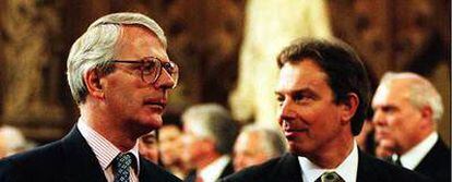 El ex primer ministro británico John Major, con su sucesor, Tony Blair, en la apertura de la primera legislatura de éste como jefe de Gobierno el 14 de mayo de 1997.