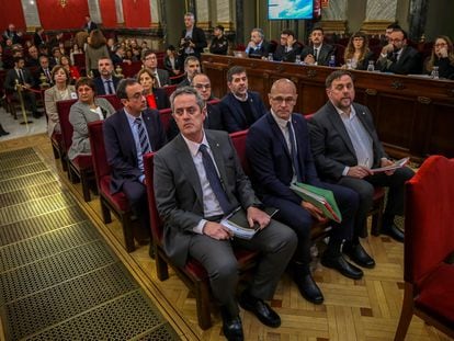 Los doce líderes independentistas encausados por el proceso soberanista catalán, en el banquillo del Tribunal Supremo al inicio del juicio del "procés".