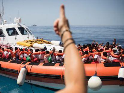 Los subsaharianos del barco Aquarius reciben con entusiasmo la noticia de que irán a Valencia; los magrebíes, con desolación
