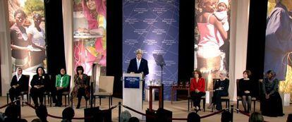 John Kerry y Michelle Obama con las nueve mujeres premiadas por el Departamento de Estado.