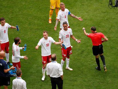 El árbitro español Mateu Lahoz señala penalti contra Dinamarca tras consultar el VAR.