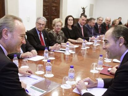 El presidente Alberto Fabra y el consejero Manuel Llombart con los responsables del programa.