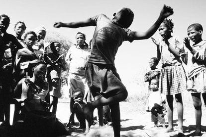 Imagen tomada en 2005 en el poblado bosquimano de Ekoka, en la región de Ohangwena, en el norte de Namibia.