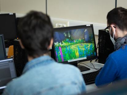 Los estudiantes del grado en Videojuegos durante las clases en la universidad Jaume I de Castellón.