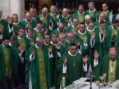 Obsipos franceses durante una sesión plenaria en el santuario de Lourdes donde celebran su reunión anual 