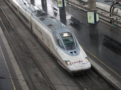 Imagen de un tren AVE de Renfe llegando al andén en la estación de Atocha.