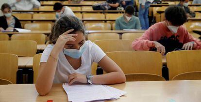 Estudiantes en una prueba de acceso a la universidad en Madrid. Efe