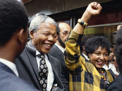 Nelson y Winnie Mandela a la salida de un tribunal de Johanesburgo en 1991, tras la apelaci&oacute;n que redujo a una multa la pena de c&aacute;rcel para Winnie por secuestro. 