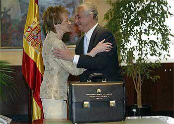 Javier Arenas felicita a María Teresa Fernández de la Vega tras pasarle el testigo de la vicepresidencia. / ULY MARTÍN