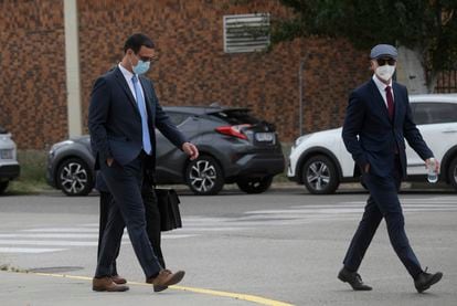 Los 'mossos' Carlos de Pedro y Xavier Goicoechea, este martes a su llegada a la Audiencia Nacional para ser juzgados por acompañar al expresidente de la Generalitat Carles Puigdemont cuando fue detenido en Alemania en marzo de 2018.