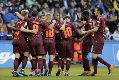 Los jugadores del FC Barcelona celebran tras marcar ante el Deportivo de La Coruña, durante el partido de Liga en Primera División que disputan esta noche en el estadio de Riazor. 