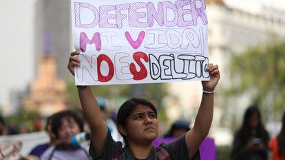 MEX5470.CIUDAD DE MÉXICO (MÉXICO), 19/05/2023 .-La joven mexicana Roxana Ruiz, condenada a seis años de cárcel por defenderse de su violador, participa durante un protesta hoy en Ciudad de México (México). Distintos colectivos de mujeres se manifestaron este viernes en la Ciudad de México para demandar que se revierta la condena de seis años y dos meses en contra de Roxana Ruiz, por asesinar en defensa propia a su violador. EFE/Sáshenka Gutiérrez
