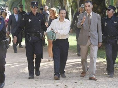 Jos&eacute; Bret&oacute;n, en el centro, custodiado por la polic&iacute;a.