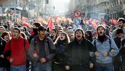 Centenares de universitarios se unieron a los sindicalistas en una marcha por la Gran Vía de Madrid.