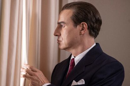 Alberto San Juan, como Cristóbal Balenciaga en el primer capítulo de la serie.