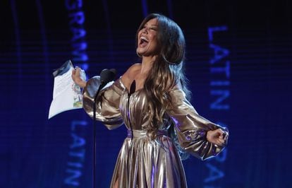 La mexicana Thalía recibió a nombre de Luis Miguel el premio de Mejor Álbum del año, el público abucheó al cantante por no asistir a la ceremonia.