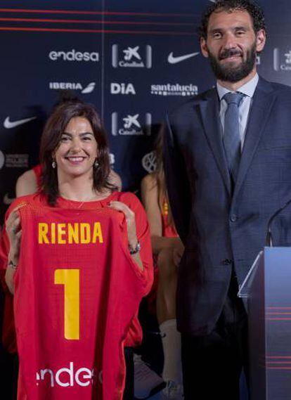 La Secretaria de Estado, María José Rienda, y el presidente de la FEB, Jorge Garbajosa