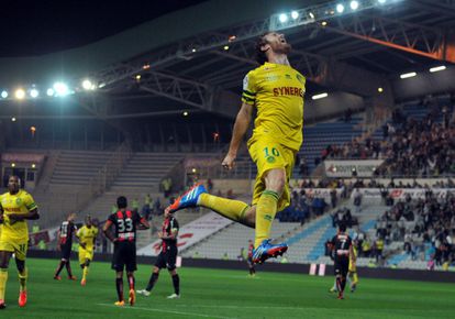 El jugador del Nantes Fernando Aristeguieta celebra un gol durante un partido de la Liga francesa contra el Niza.