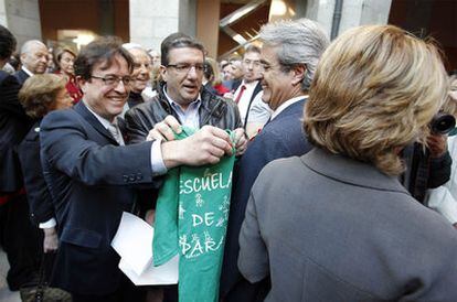 Javier López y José Ricardo Martínez intentan dar la camiseta verde a Aguirre.