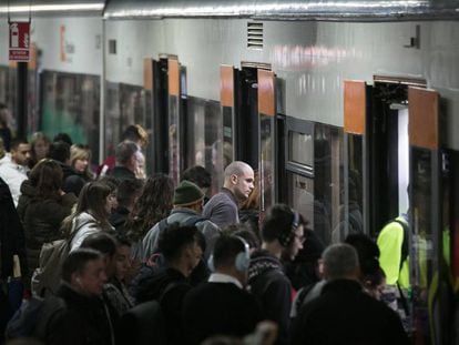 Usuarios de Rodalies en plaza Catalunya, en una imagen de archivo.