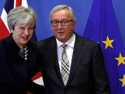 El presidente de la CE, Jean-Claude Juncker, recibe a la primera ministra brit&aacute;nica, Theresa May. REUTERS/Yves Herman