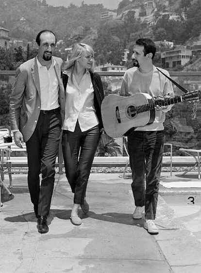 Foto de 1965 con Paul Stookey (izq.), Mary Travers (ctro.) y Peter Yarrow (dcha.) del trío Peter, Paul y Mary