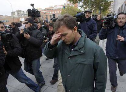 Salida de Felipe GR, mecánico de Spanair, de los juzgados de Plaza de Castilla.