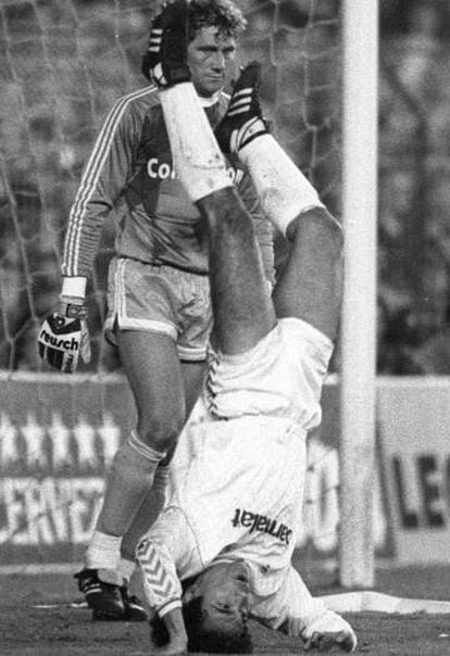 Hugo Sánchez durante un partido de Copa de Europa contra el Bayer de Munich.
