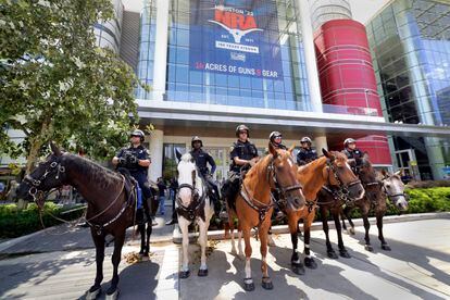 Oficiales de policía montados de Houston resguardan la entrada principal del Centro de Convenciones George R. Brown, donde se llevó a cabo la convención de la ANR.