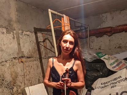 Vera Lytovchenko posa con su violín en el sótano de un edificio de Kiev, el pasado 6 de marzo.