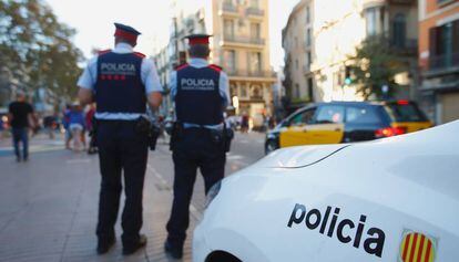 Una pareja de &#039;mossos&#039; patrulla por las calles de Barcelona.