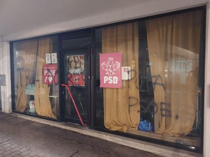 Pintadas en la sede del PSOE en Bruselas, atacada el viernes pasado.