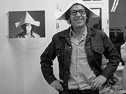 Robert Filliou, en 1972 con una &#39;Galerie Légitime&#39; doblada en una inauguración en Bonn.